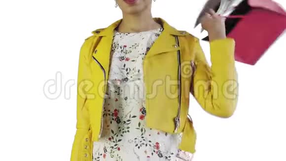 画室里一位非洲裔美国妇女的画像白色背景带着购物袋和手机黄色夹克视频的预览图