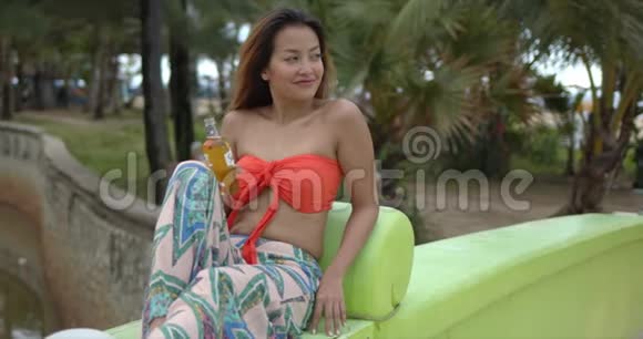 在度假村喝啤酒的快乐民族妇女视频的预览图