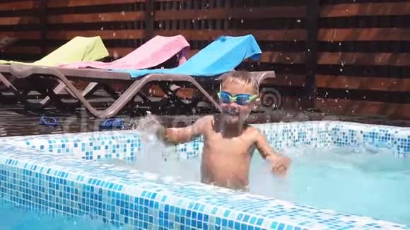 孩子在游泳池里慢慢地玩度假快乐男孩视频的预览图