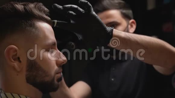 理发师用线矫正客户眉毛的形状视频的预览图