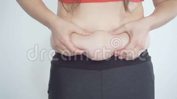 超重的女孩摸着肚子上的脂肪看着摄像机哭着视频的预览图