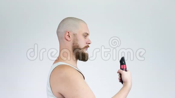 秃头的家伙有胡子手里拿着剪刀刮胡子上面的东西视频的预览图