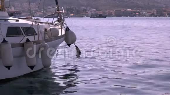 船和海水的倒影视频的预览图
