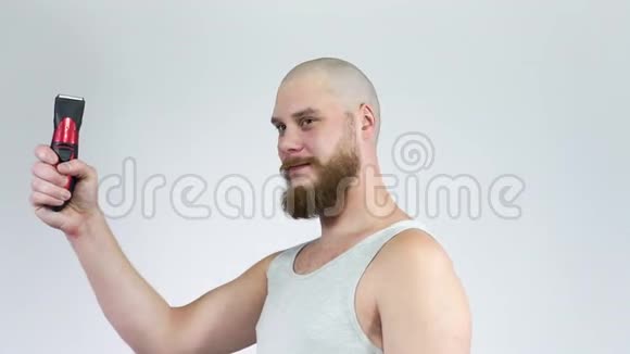 有胡子的秃头男人拿着剪刀微笑着视频的预览图