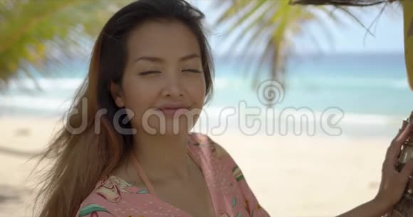 在海边休息的成年少数民族妇女视频的预览图