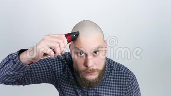 男式理发用电动剃须刀成年男性模特照镜子视频的预览图