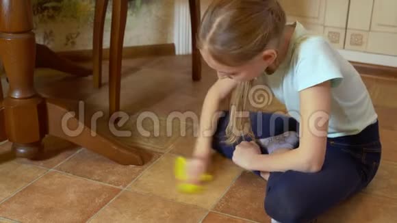 可爱的小女孩打扫地板找到金项链视频的预览图
