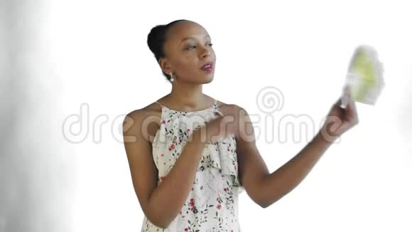 体贴成功的非裔美国女性白人背景有钱带花的白色连衣裙视频的预览图
