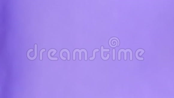 画室里一位拿着购物袋的非裔美国妇女正在喝紫色背景的咖啡黄色夹克视频的预览图