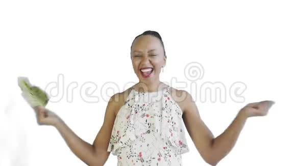 满意高兴兴奋非洲裔美国妇女显示金钱并说YEAH在白色背景白色连衣裙视频的预览图