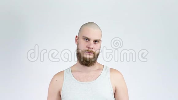 男性表现出喜欢和不喜欢胡子秃顶的男人上下竖起大拇指视频的预览图