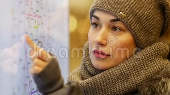 俄罗斯莫斯科地铁附近穿冬季夹克的女孩女人选择路线视频的预览图