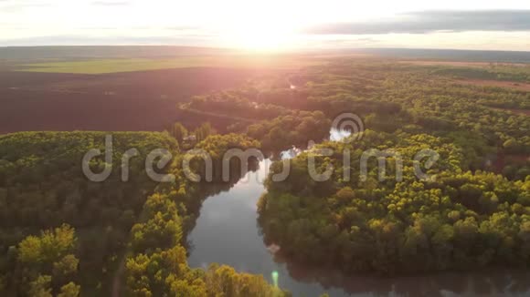 日落时分的河流空中风景电影无人机镜头在乌克兰或摩尔多瓦的德涅斯特河上空飞行视频的预览图