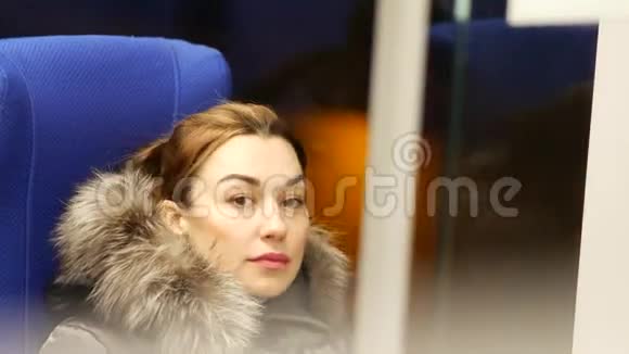 坐着漂亮的女士坐在莫斯科的地铁车厢里看着窗外视频的预览图