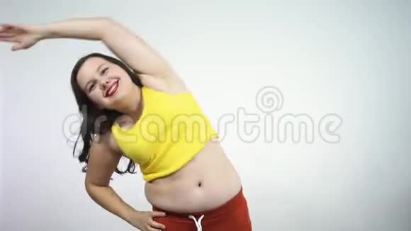 一个厚脸皮的女孩从事健身和良好的微笑身体正面概念视频的预览图