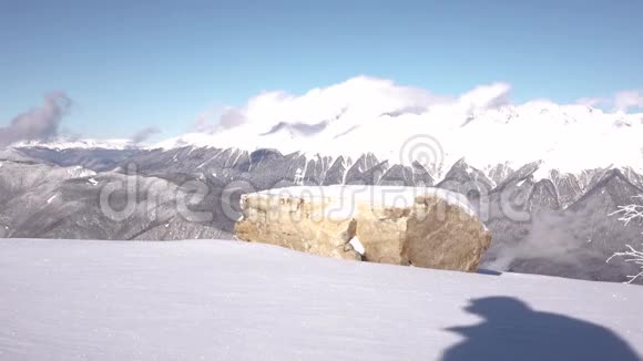 滑雪者在大雪中高举着滑雪板在山上行走视频的预览图