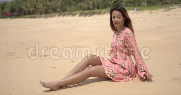 光着脚坐在海滩上的少数民族妇女视频的预览图