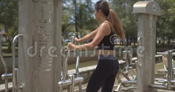 妇女在度假村踩步机锻炼视频的预览图
