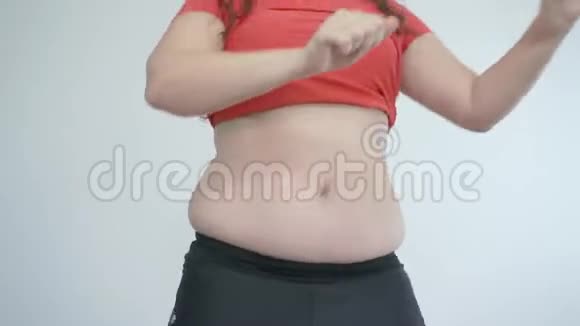 身体积极的概念胖女孩跳舞露着肚子微笑视频的预览图