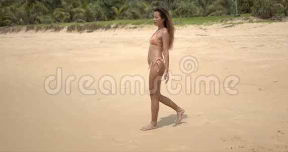 穿着泳装走向大海的少数民族妇女视频的预览图