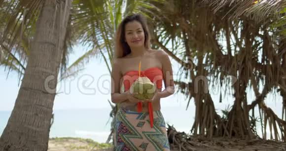 享受椰子饮料的少数民族妇女视频的预览图