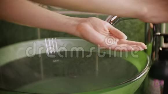 流行性冠状病毒在浴室里用肥皂洗手视频的预览图