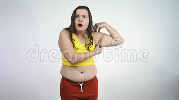 超重的大个子女孩摸着手和胃感觉很痛苦视频的预览图