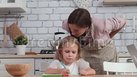 母亲和女儿在厨房里花时间视频的预览图