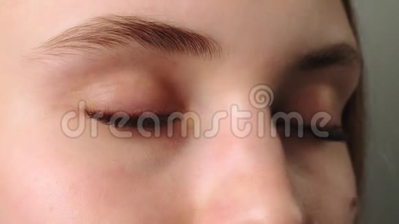 睫毛延伸手术女人的眼睛有长长的蓝色睫毛效果特写选择性聚焦视频的预览图