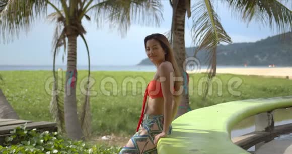 在海滩上靠边的时髦女性视频的预览图
