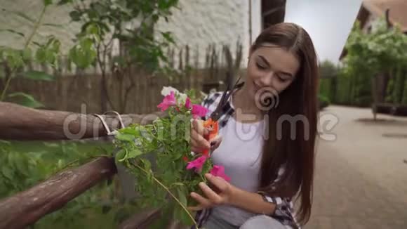 女性花店剪花干叶的肖像视频的预览图