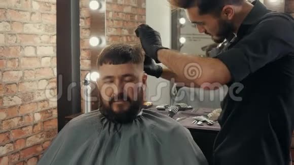 理发店的年轻理发师剪头发视频的预览图