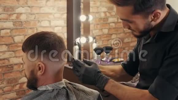理发店理发的男客户留胡子视频的预览图