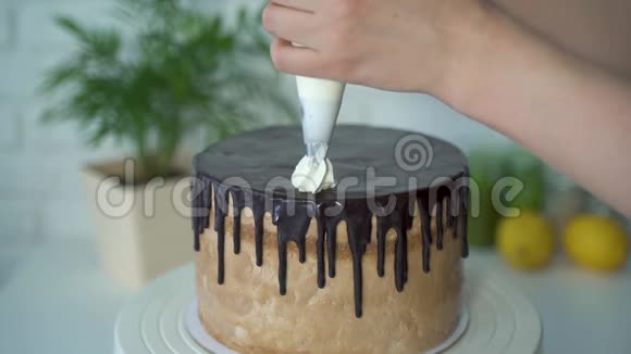 女人用奶油装饰蛋糕视频的预览图