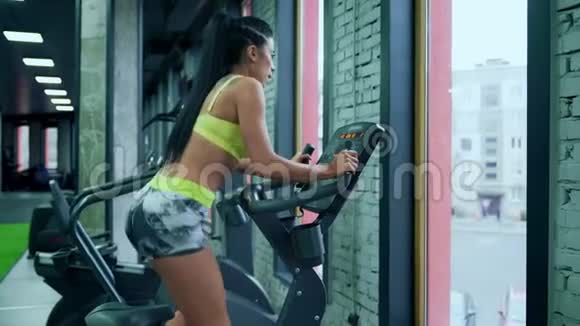 健身妇女在健身房做有氧运动视频的预览图