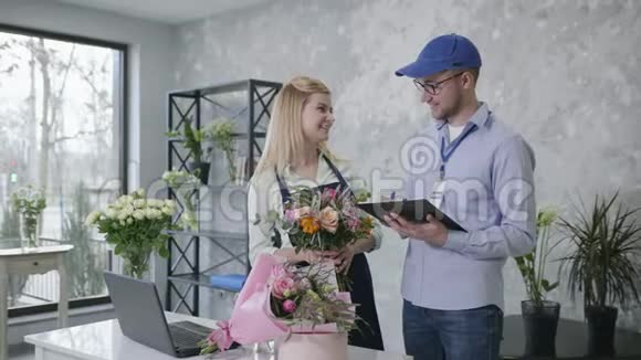 鲜花配送现代鲜花精品店年轻员工画像为美丽的鲜花配送订单准备清单视频的预览图