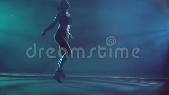 运动的女人用跳绳视频的预览图