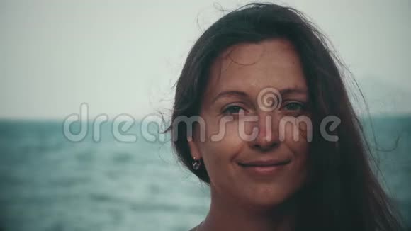 年轻美女反海洋肖像视频的预览图