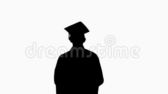男毕业学生微笑着把帽子扔了过来视频的预览图