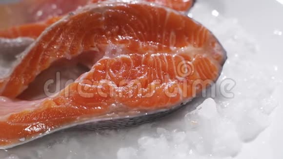 新鲜的鲑鱼准备煮视频的预览图