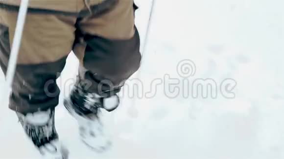 人走雪道视频的预览图