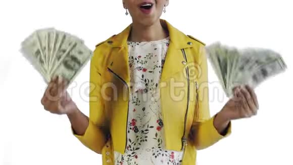 满意快乐兴奋的非洲裔美国妇女在白色背景上展示金钱和说上帝保佑的肖像视频的预览图