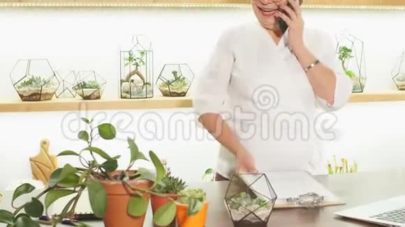 女花匠工作时用手机聊天视频的预览图