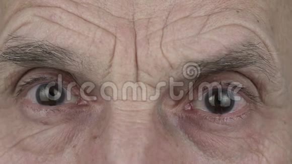 老人满脸皱纹有着睿智的灰色大眼睛视频的预览图