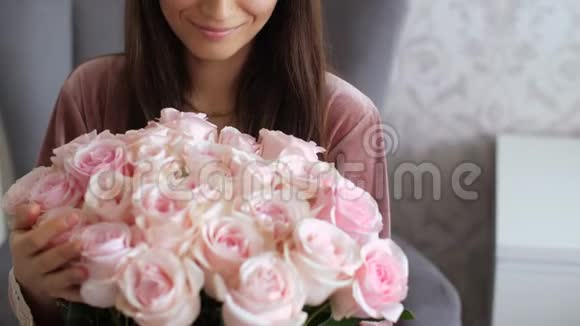 快乐的女人看着玫瑰花束视频的预览图