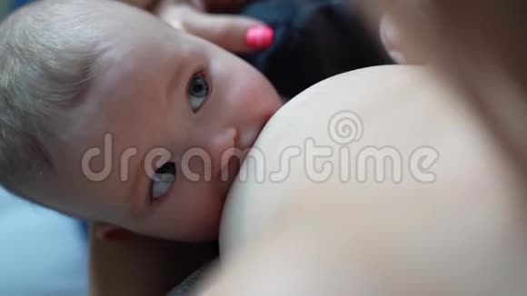 从上面看母乳喂养孩子吃妈妈的手视频的预览图