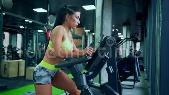 健身妇女在健身房做有氧运动视频的预览图