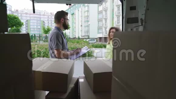 送货员把包裹送给户外的快乐女性客户视频的预览图