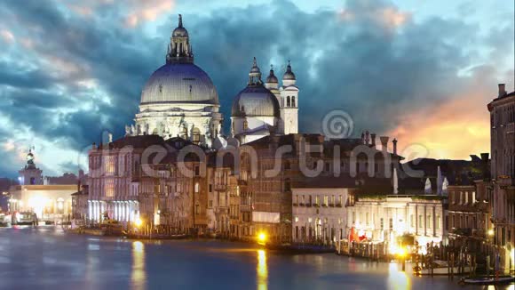 威尼斯大运河和巴西利卡圣玛丽亚德拉敬礼时间流逝视频的预览图