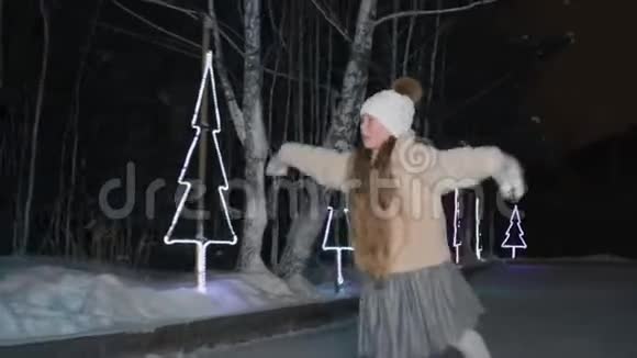 晚上美丽的少女在溜冰场上跳舞视频的预览图